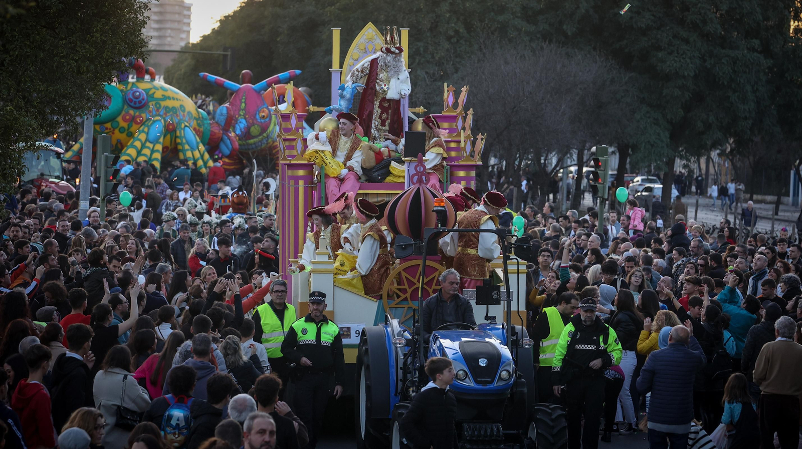 La carroza del Rey Melchor, repartiendo caramelos por la Avenida de Europa. La carroza del Rey Melchor, repartiendo caramelos por la Avenida de Europa.