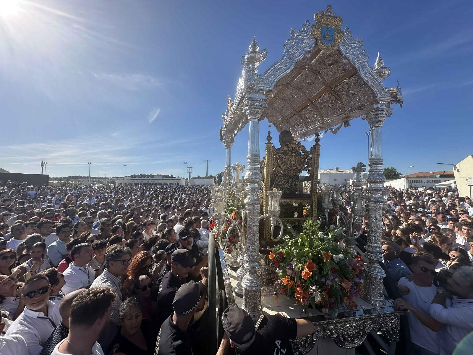 Imágenes del desembarco de la Virgen de la Bella en el Terrón de Lepe