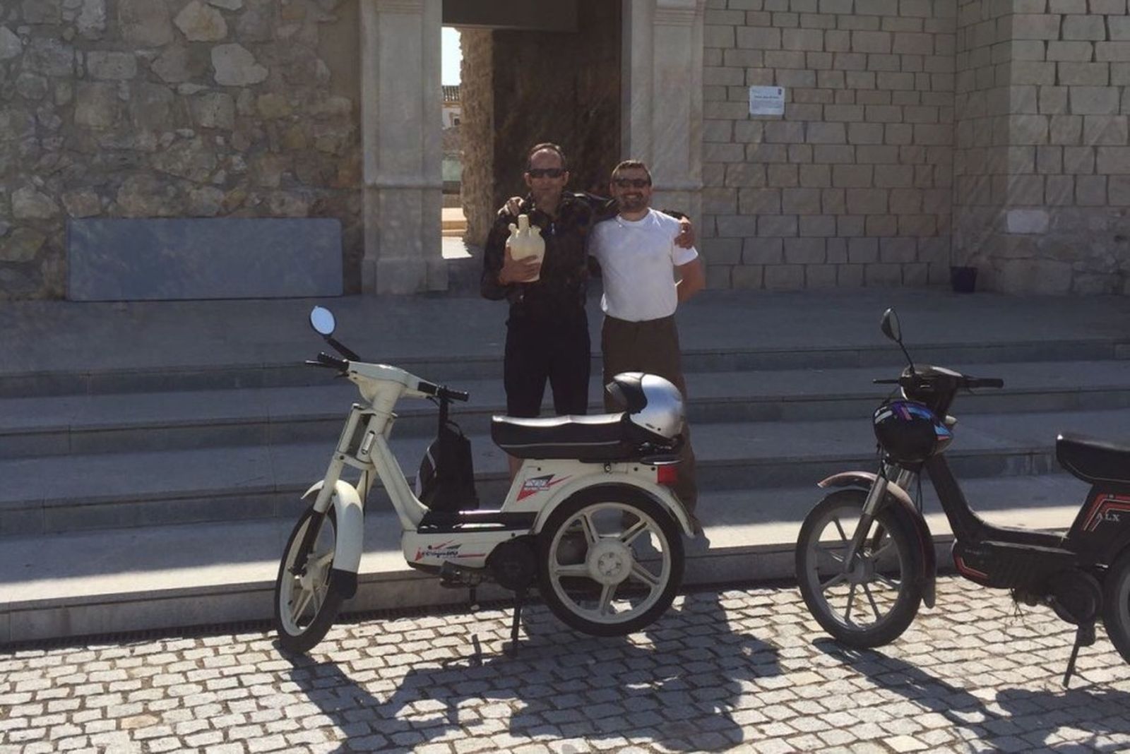 Los dos expedicionarios, junto a sus motocicletas.