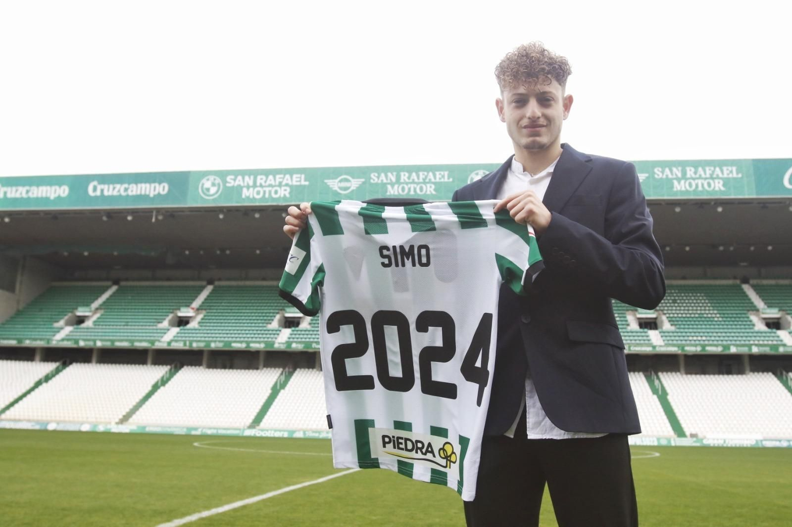 Simo posa con la elástica blanquiverde en El Arcángel.