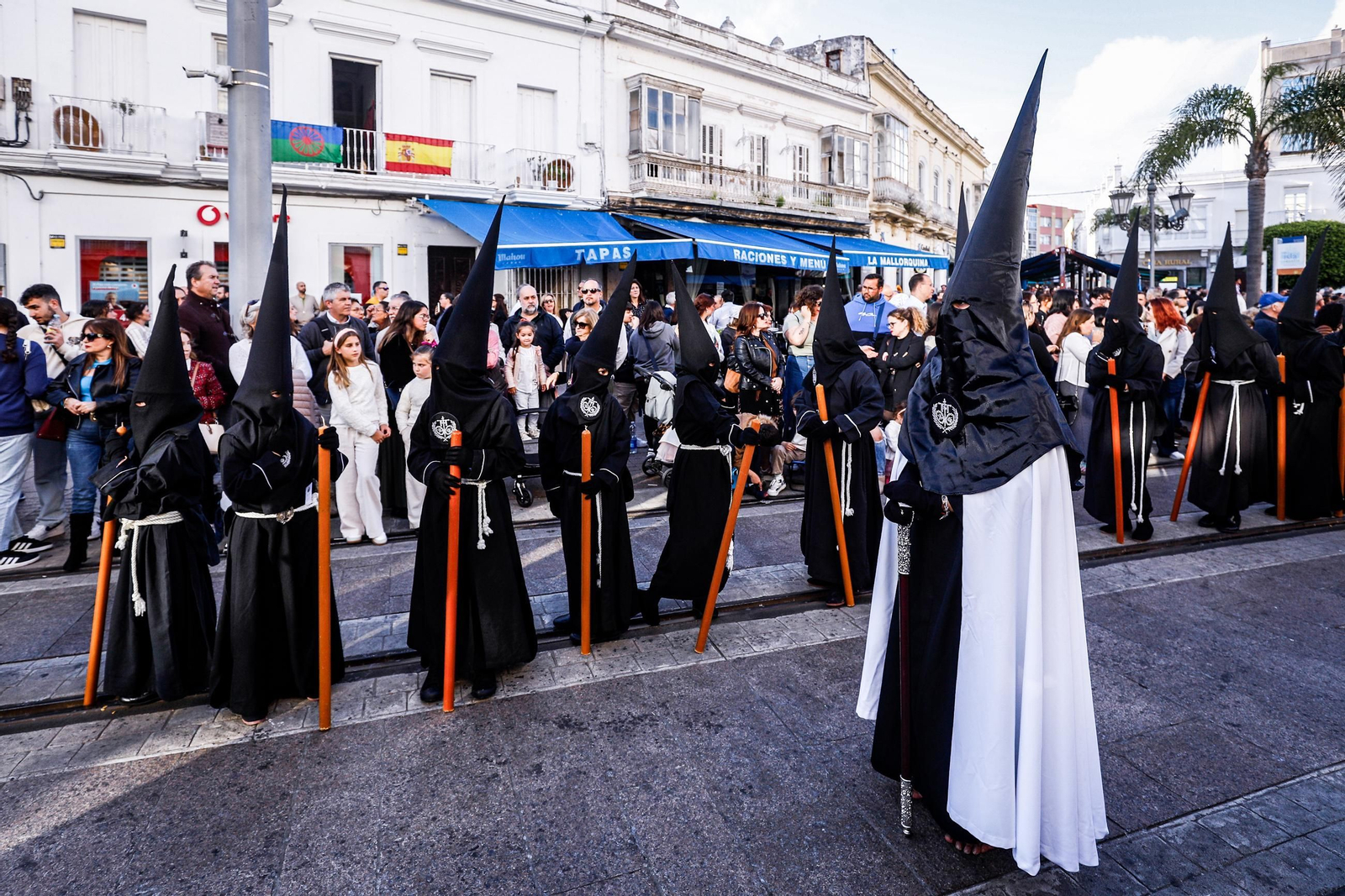 Imágenes de la salida de la Soledad en la Semana Santa de San Fernando 2025