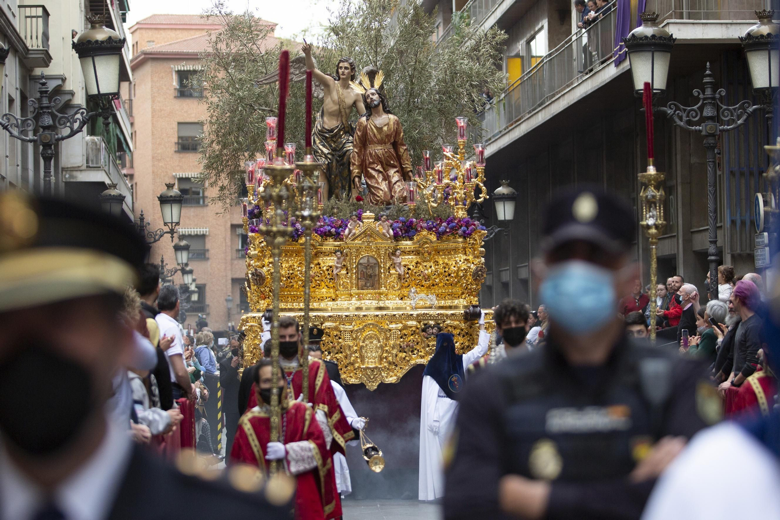 El Lunes Santo, entre el silencio y los barrios