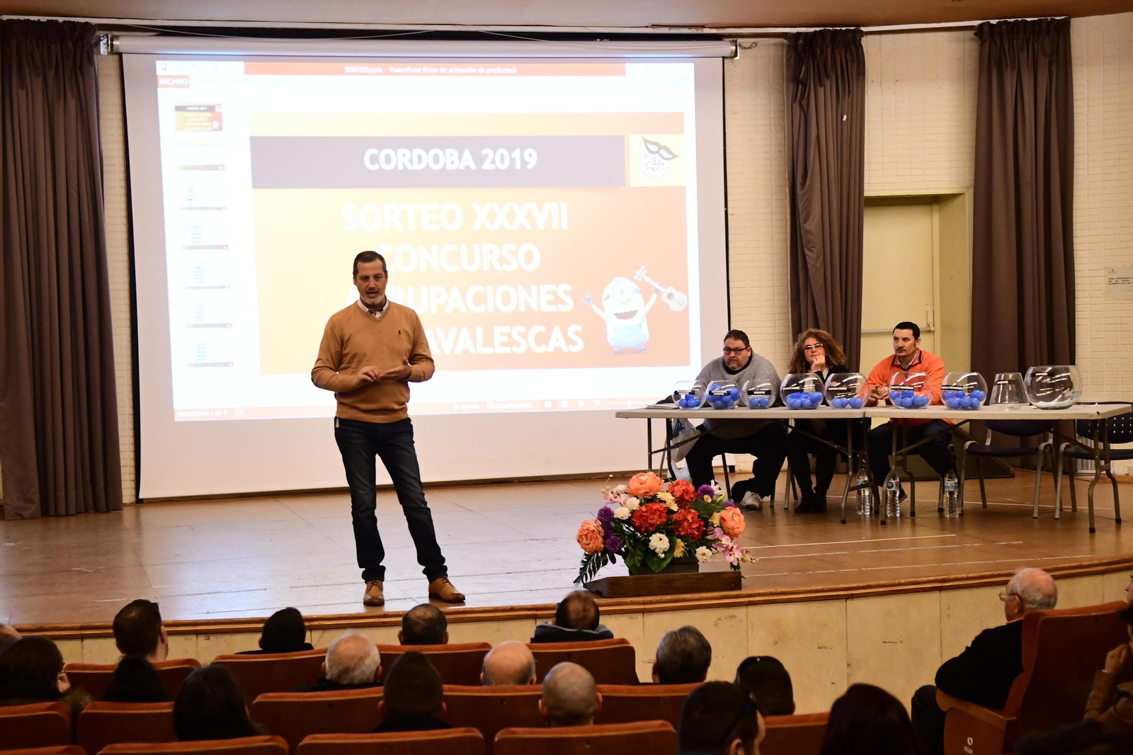 Detalle de un momento del sorteo del concurso de Carnaval.