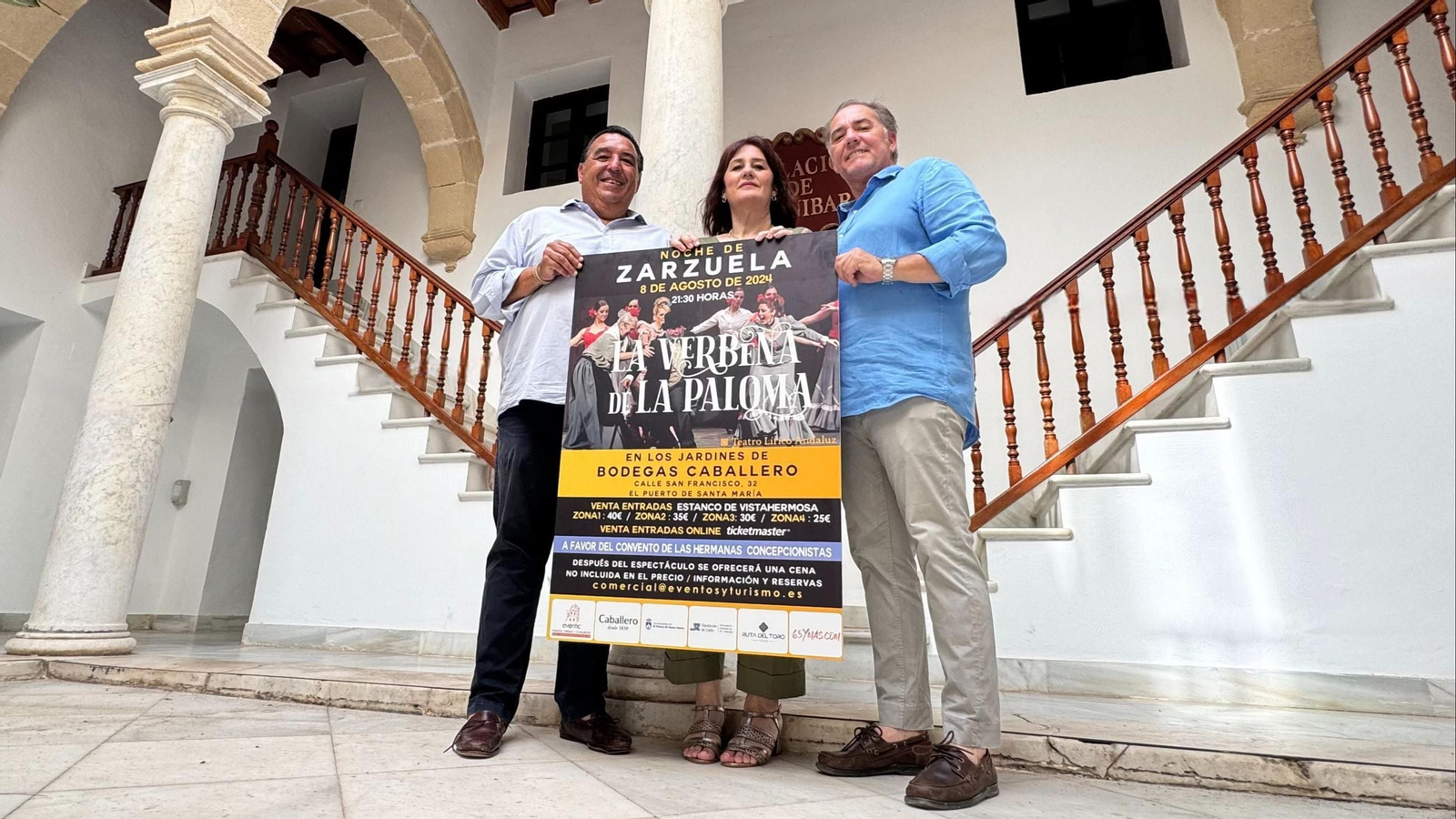 De izquierda a derecha: Victor Pastoriza, la concejala Olga de Navas y Raúl Capdevila, con el cartel anuncidor del evento.
