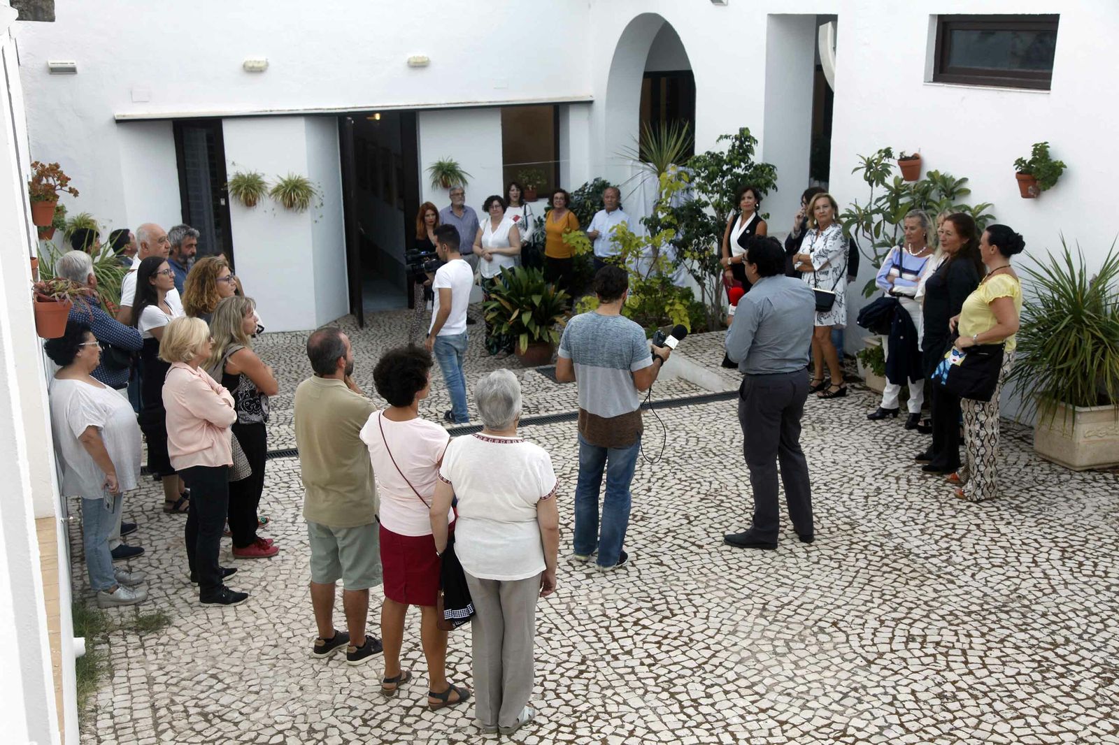 El guía da explicaciones a los visitantes sobre la Casa Grande de Ayamonte.