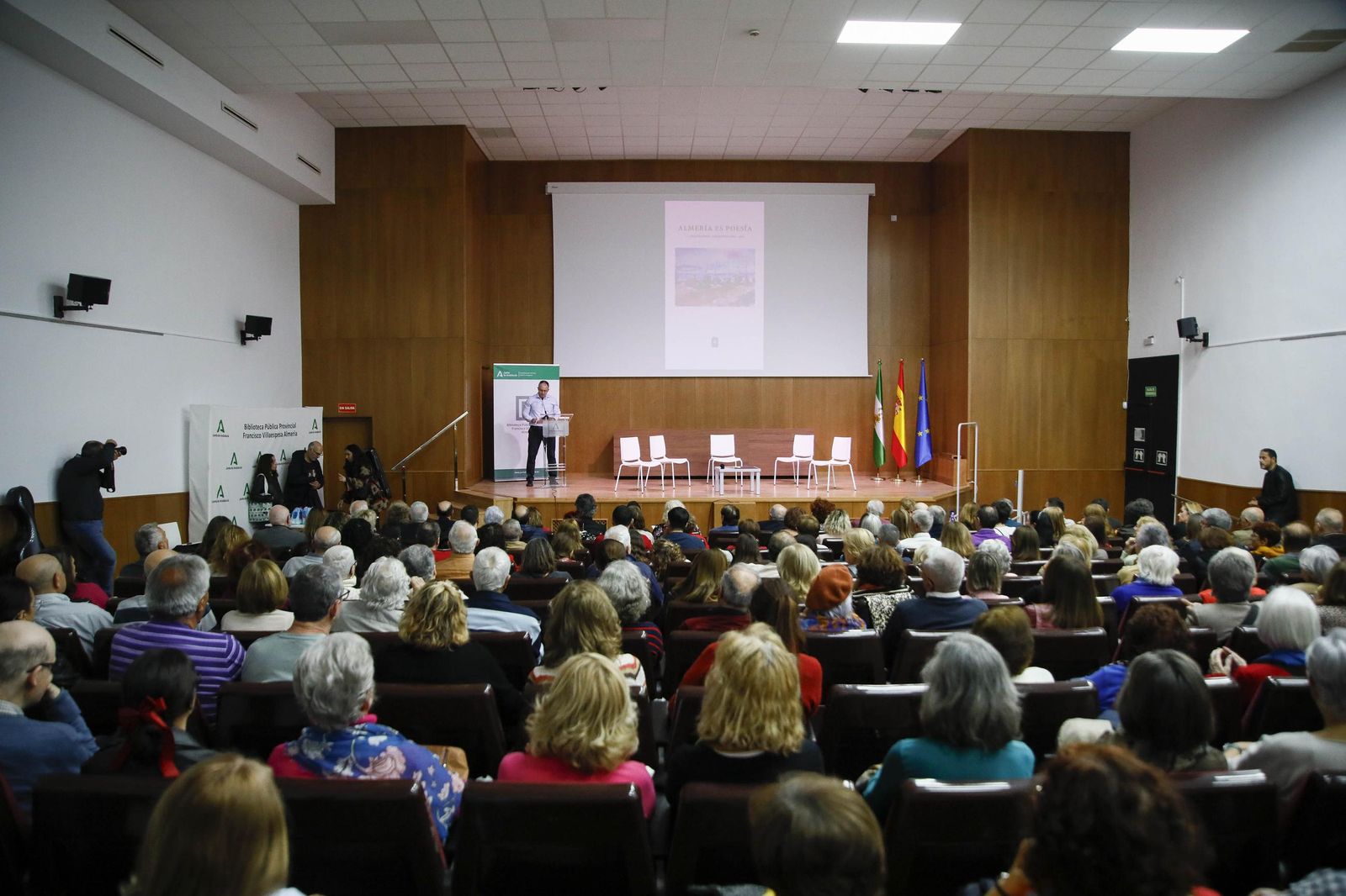 Las imágenes de la presentación del libro "Almería es poesía" en la biblioteca Villaespesa de la ciudad de Almería
