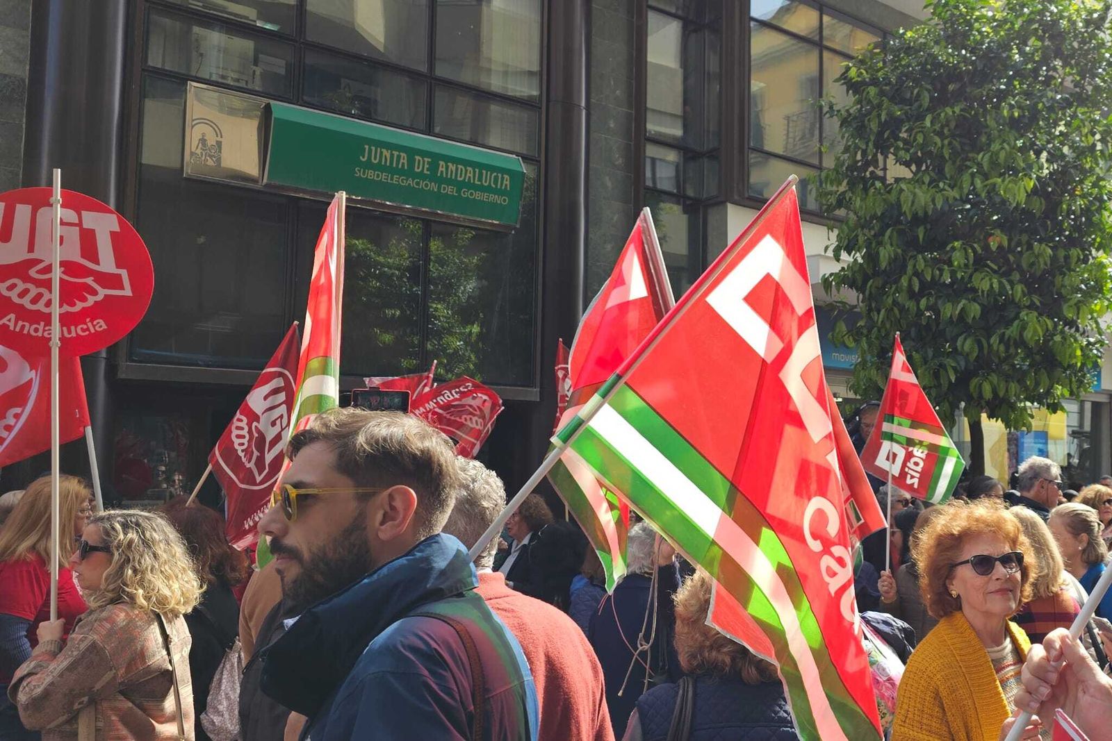 Movilización en Algeciras del profesorado de los centros de Educación Permanente frente a la Subdelegación del Gobierno, este martes.