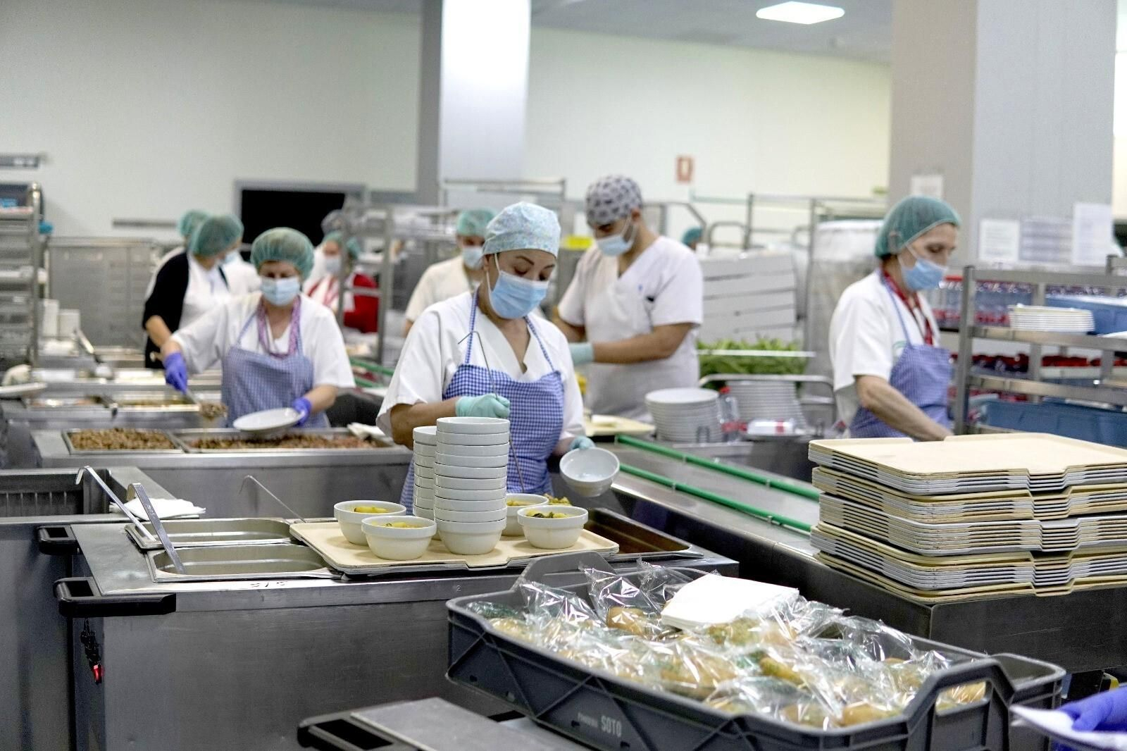 El personal de Cocina del centro prepara el menú tradicional del 1 de febrero para los hospitalizados El personal de Cocina del centro prepara el menú tradicional del 1 de febrero para los hospitalizados