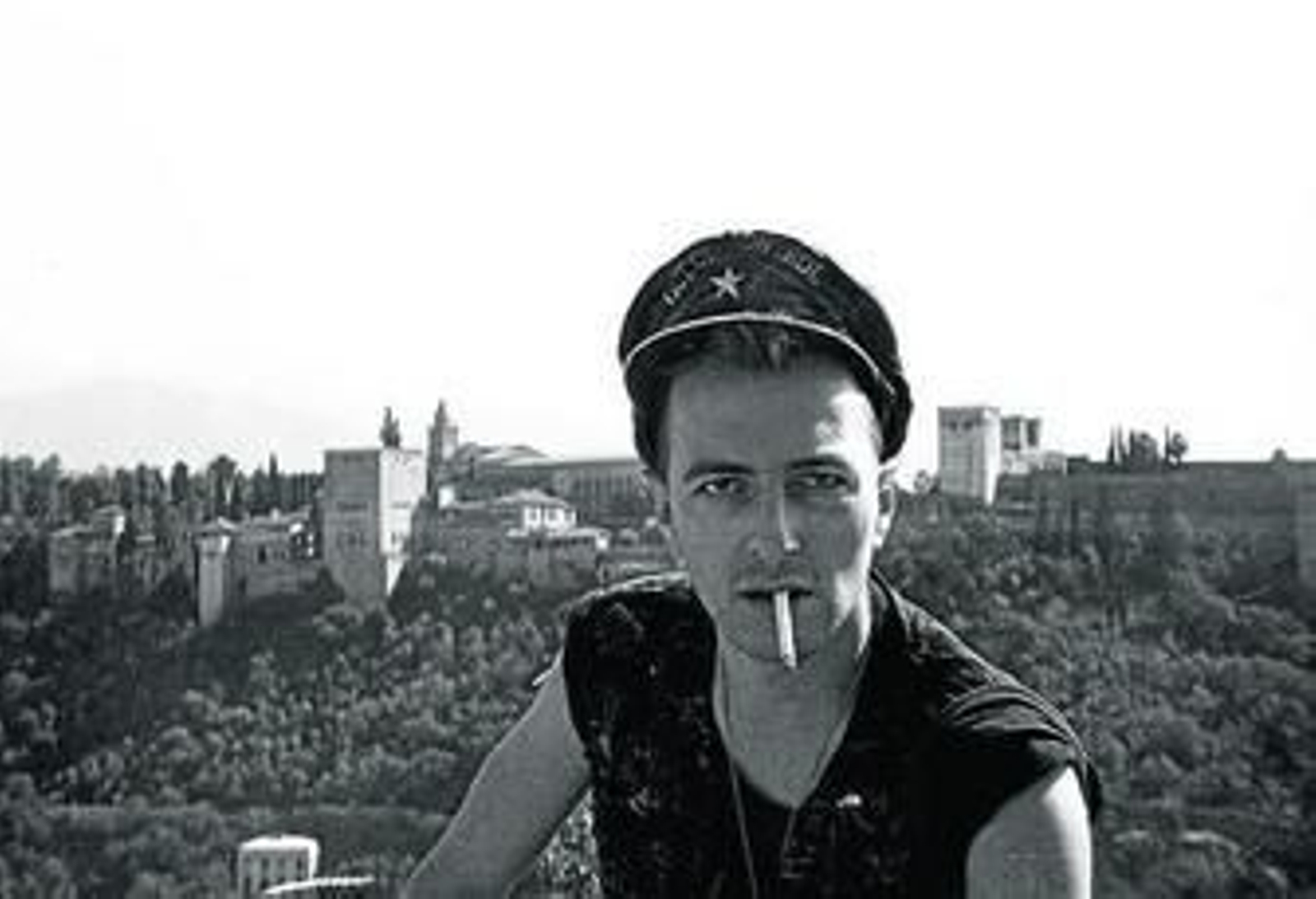 1. Joe Strummer, en 1984, en su primera visita a Granada, con la Alhambra al fondo 2. El músico era un apasionado de Andalucía.  3. A Granada The Clash dedicaron la canción 'Spanish bombs'. Fotos: G.H.