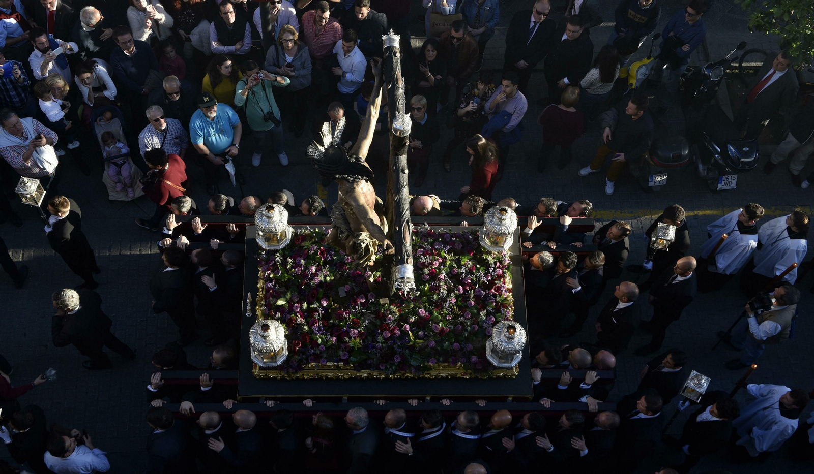 El Vía Crucis de las Cofradías 2019, en imágenes