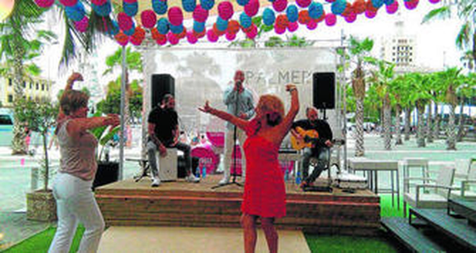 Dos mujeres bailando durante la actuación de Silverio Soto en el restaurante El Palmeral.