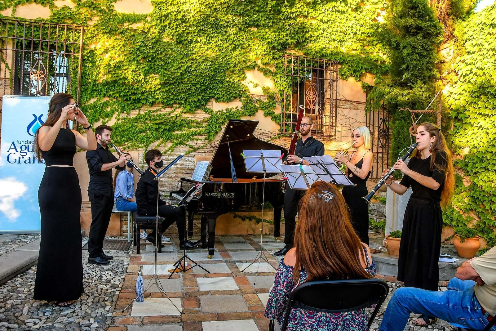 Fotografía de un sexteto en el Aljibe del Rey