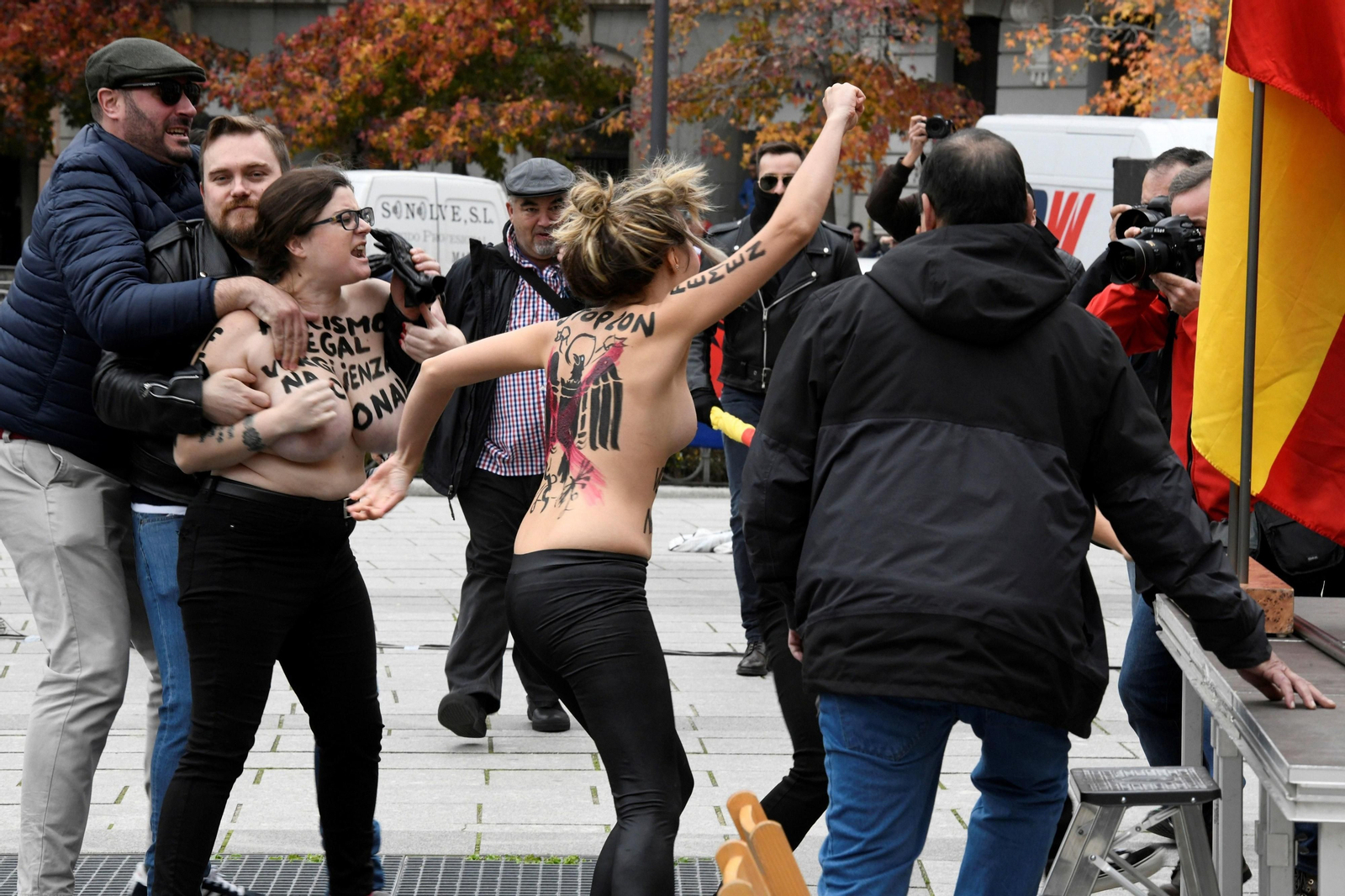 Activistas de Femen protestan en un acto de Falange por el 20-N Activistas de Femen protestan en un acto de Falange por el 20-N
