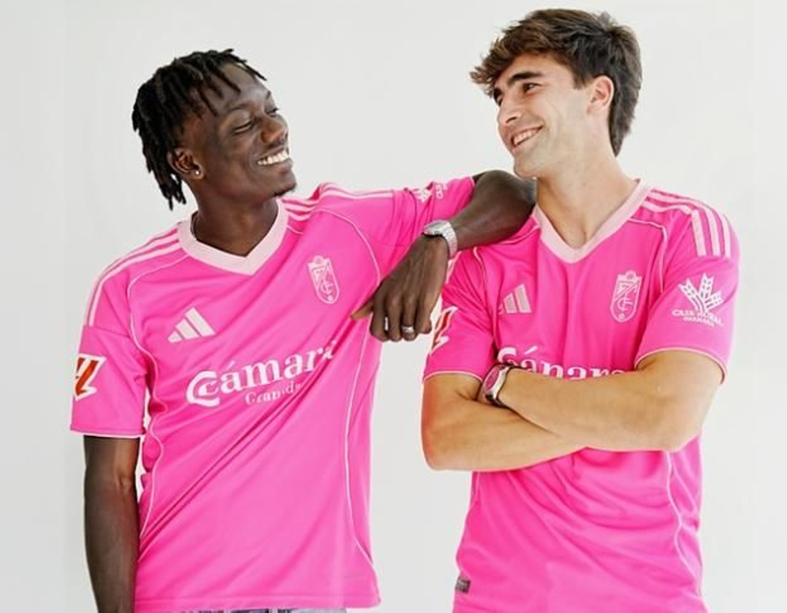 Fayé y Pablo Sáenz posan con la nueva equipación