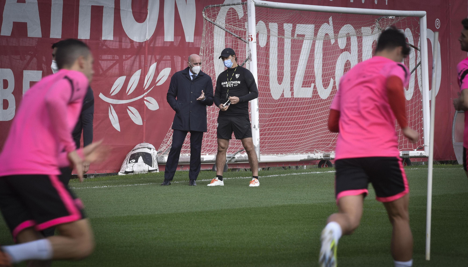 Monchi y Lopetegui dialogan durante un entrenamiento de la concluida temporada.