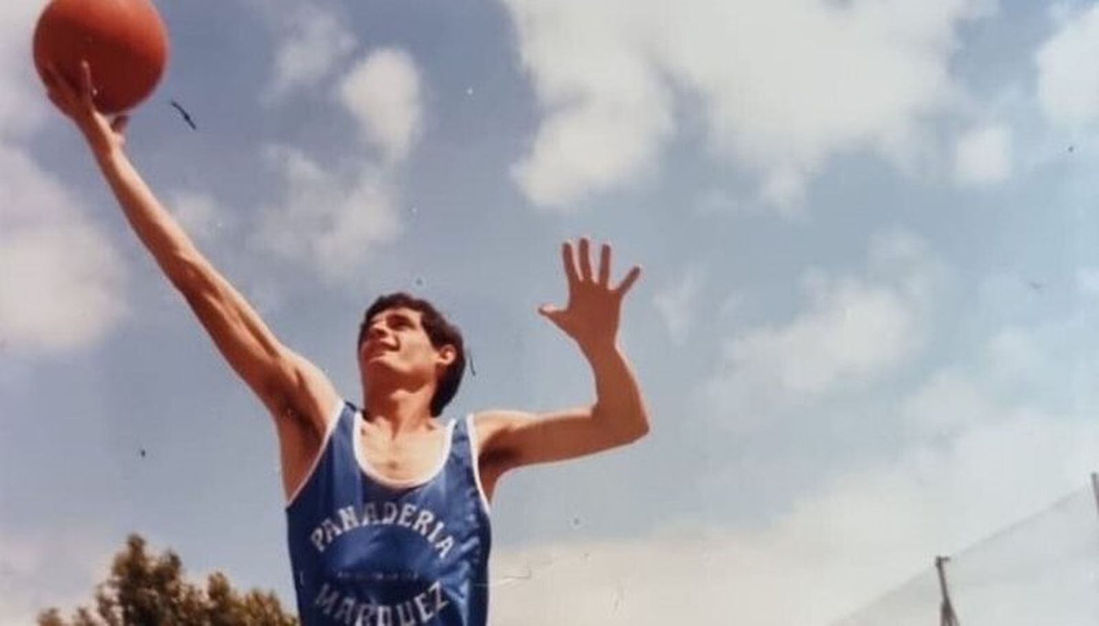 Isidoro Gambín fue jugador de baloncesto.