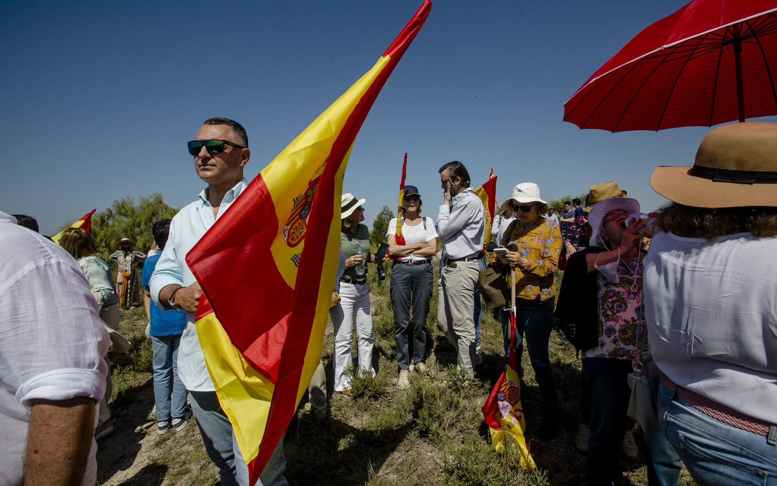 Imágenes del izado de la gran cruz de hierro del Camino de Santiago en la sierra de San Cristóbal