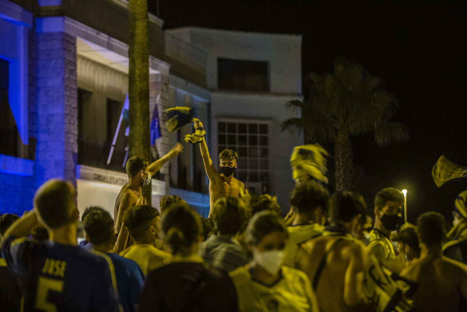 La gran fiesta del ascenso del Cádiz toma inevitablemente a las Puertas de Tierra