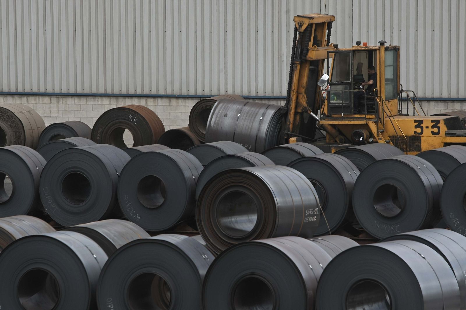 Bobinas en la factoría de Acerinox de Palmones.