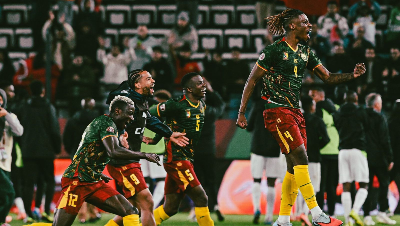 Los cameruneses, entre ellos Patrick Soko, celebran su pase a cuartos de final tras vencer a Sudáfrica.