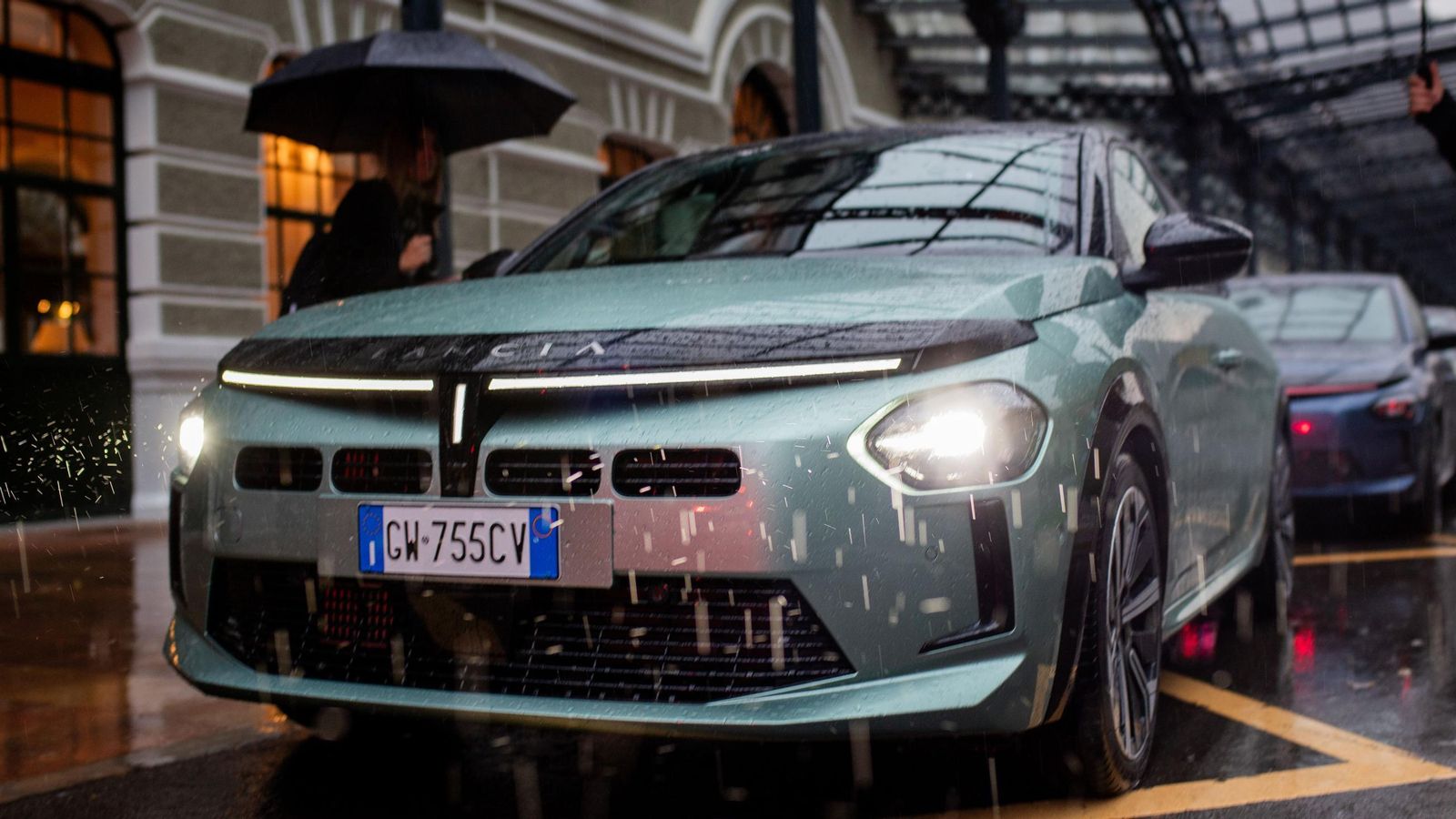 El Ypsilon tiene en su gama dos motores, uno microhíbrido y otro eléctrico; y cada uno de ellos se combina con tres niveles de equipamiento. El Ypsilon tiene en su gama dos motores, uno microhíbrido y otro eléctrico; y cada uno de ellos se combina con tres niveles de equipamiento.
