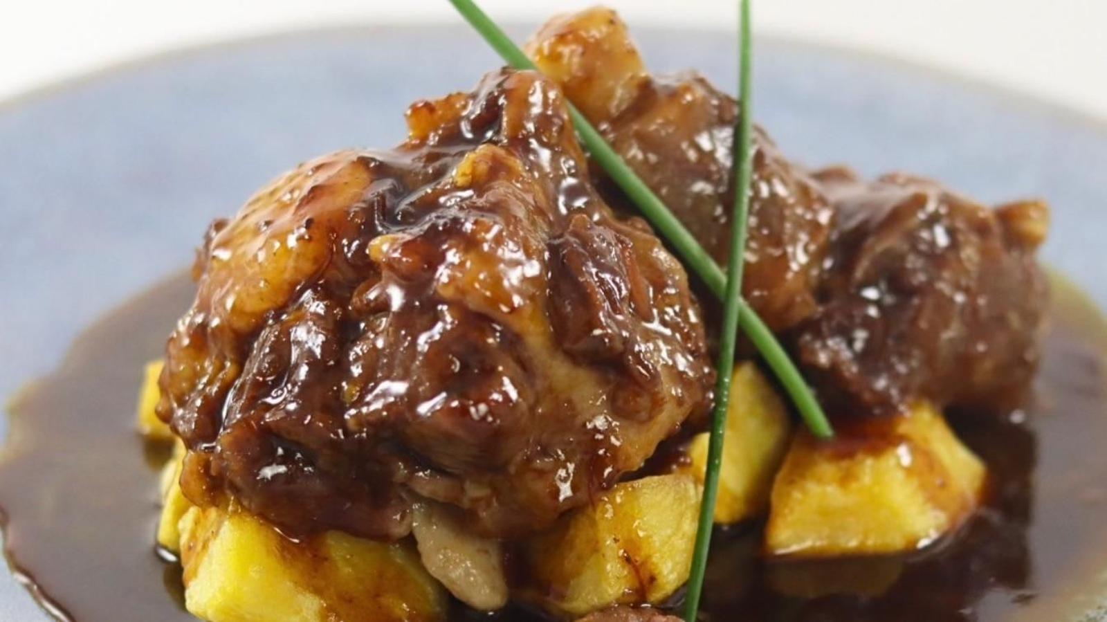Rabo de toro con patatas de María Castaña