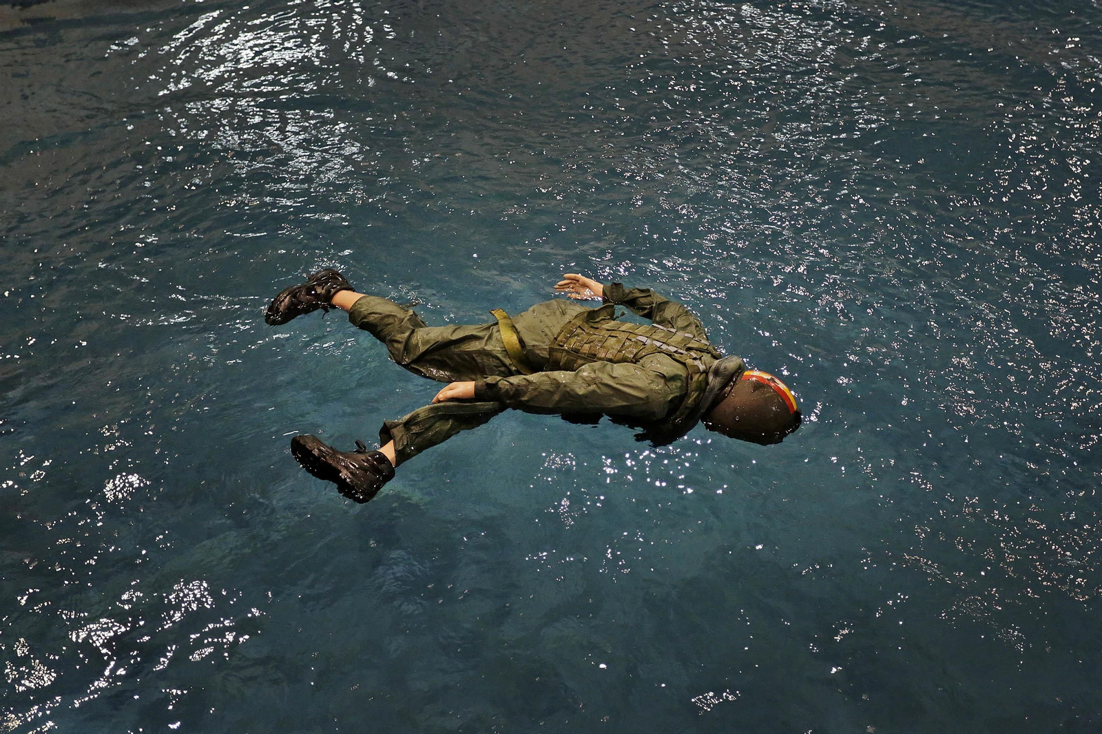 Una jornada de entrenamiento en el simulador de rescates en el mar de la Armada