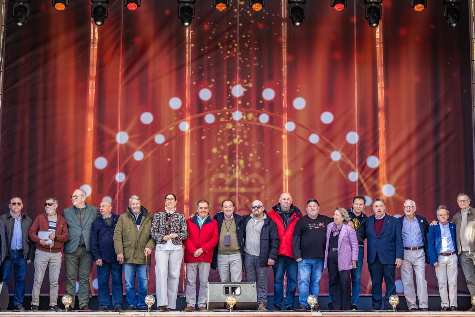 Foto de familia con todos los reconocidos y premiados por las peñas este sábado de Carnaval en San Fernando