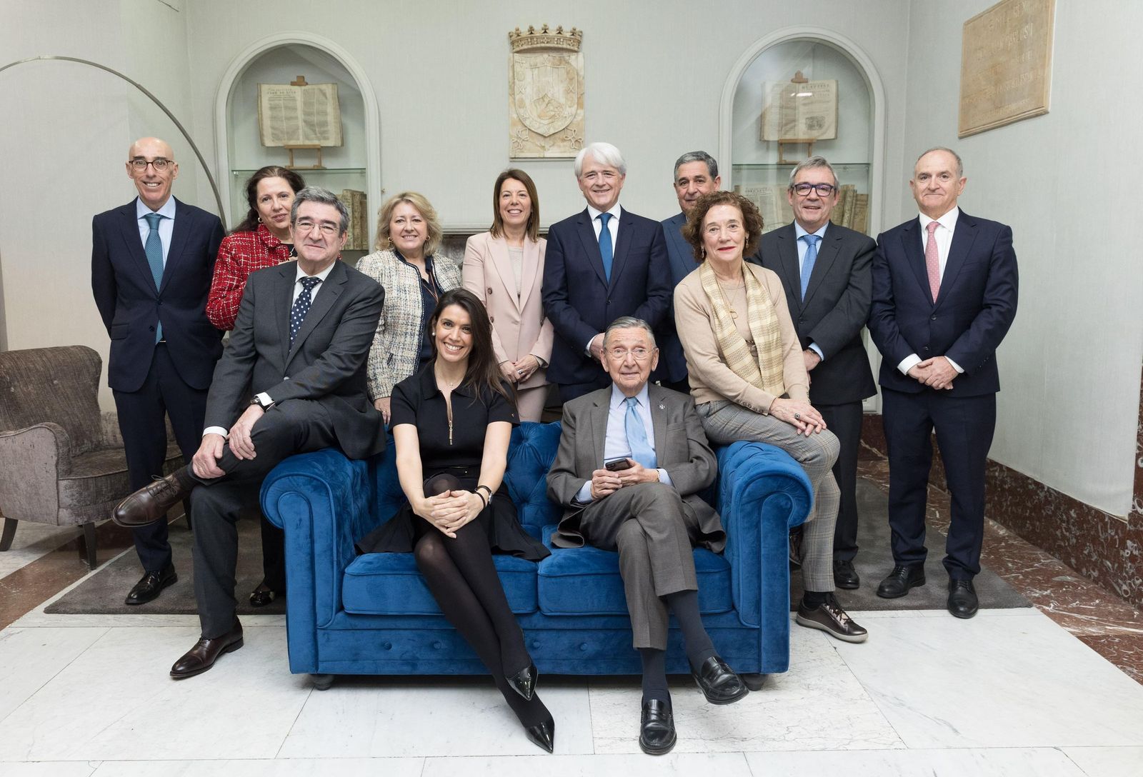 De pie, de izda. a dcha. los consejeros elegidos: Pascual Valiente, Encarna Orduna (secretaria general), Filomena Peláez, Cristina Vallejo (vicepresidenta de la Abogacía), Salvador González (presidente de la Abogacía), Julio Sanz, Javier Caballero y Jesús Sánchez. Sentados, de izda. a dcha.: José Arturo Pérez, Cristina Llop, Nielson Sánchez-Stewart y Lourdes Maiztegui.
