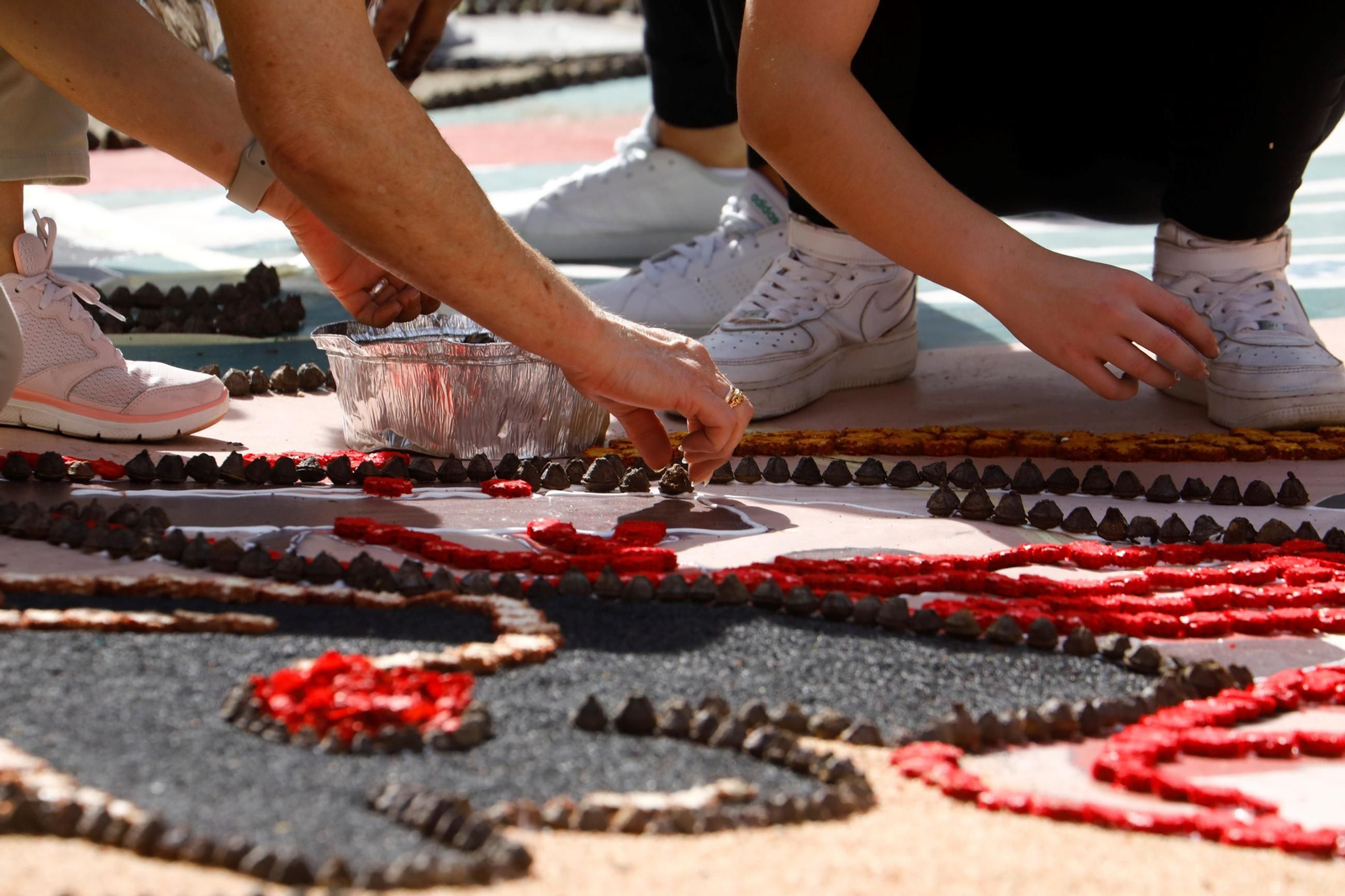 Las imágenes de la espectacular alfombra floral inspirada en Romero de Torres