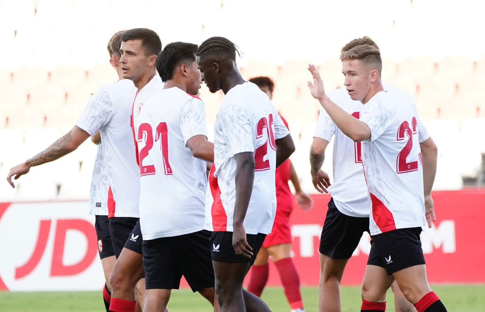 El Sevilla Atlético celebra un tanto en su último partido de pretemporada frente al Antoniano.