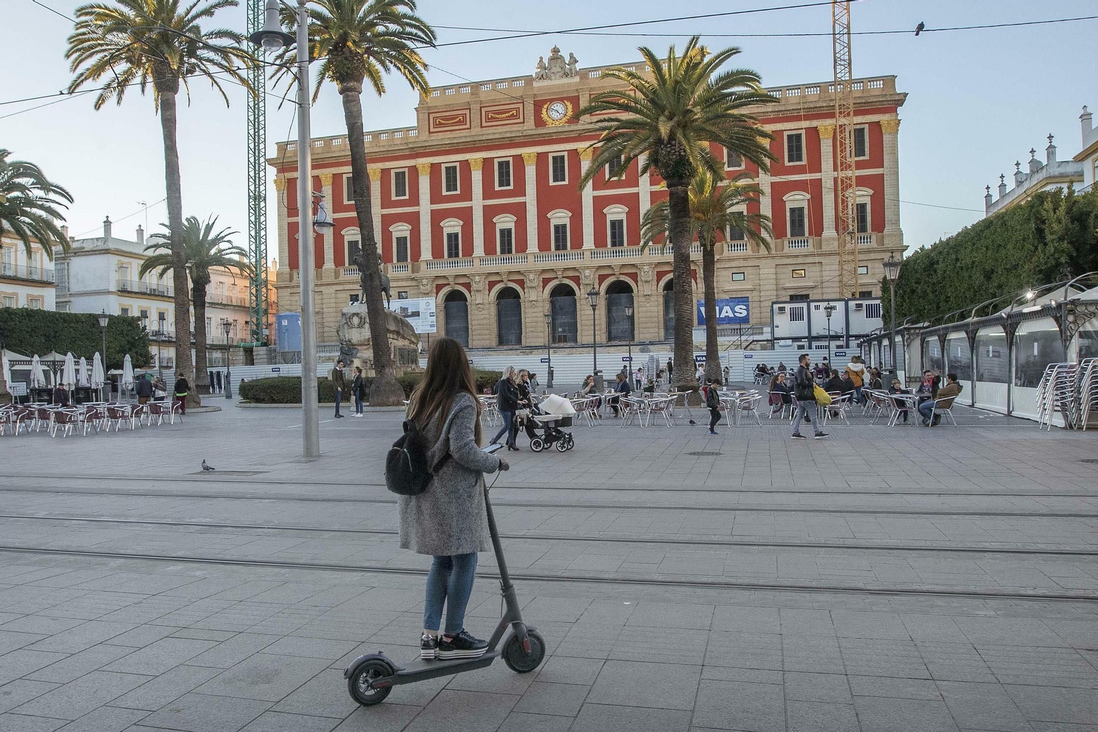 Una joven circula en patinete eléctrico por San Fernando.