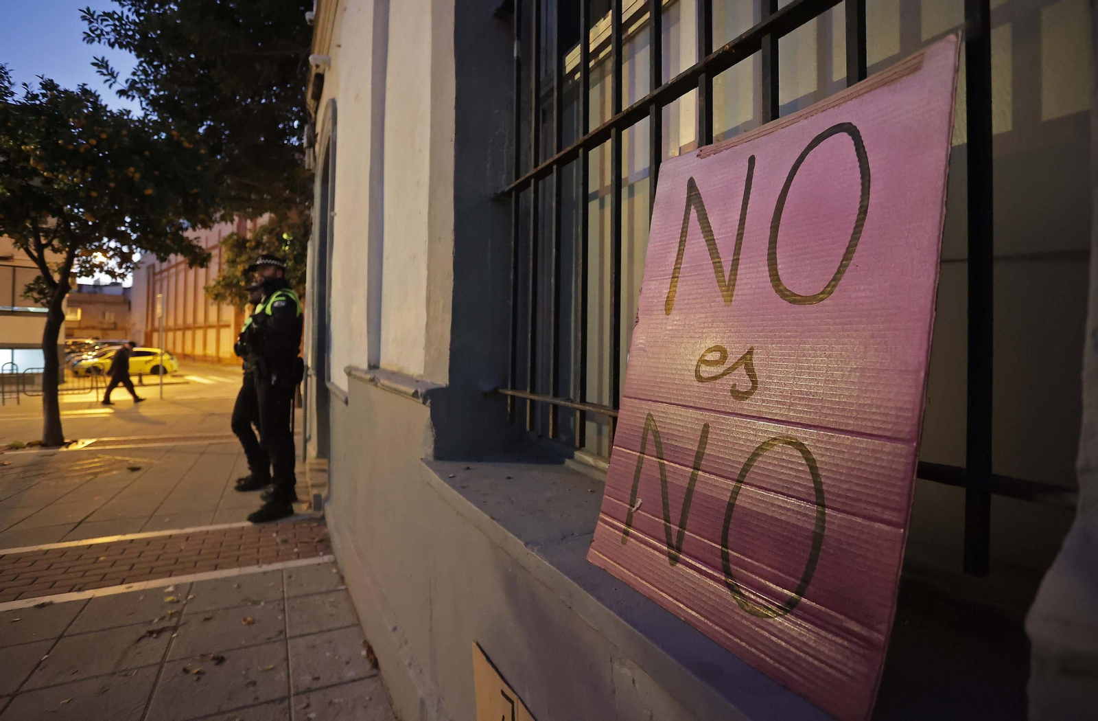 Fotos de la concentración por el 25 N de Marea Violeta en Algeciras