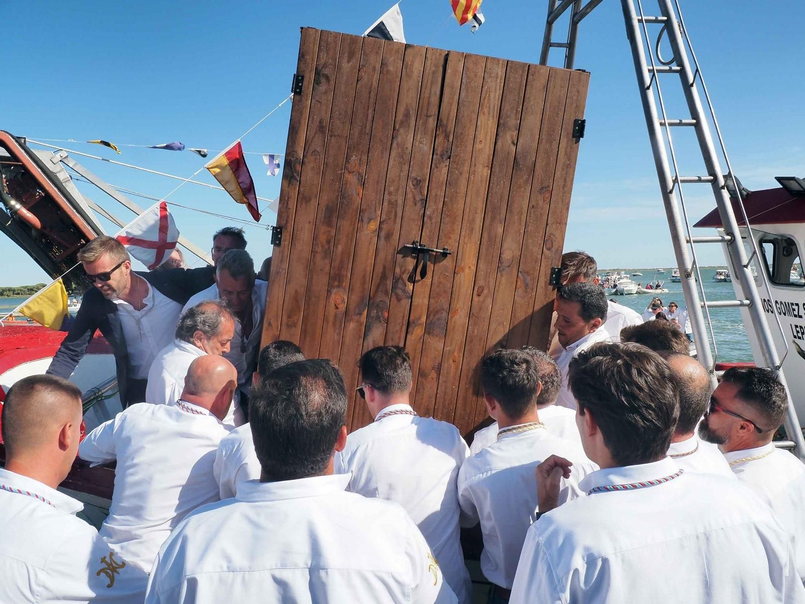 Imágenes del desembarco de la Virgen de la Bella en el Terrón de Lepe