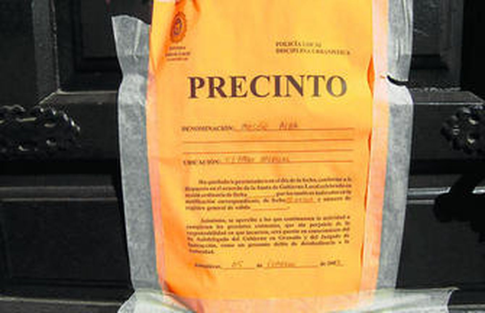 Paco Cabrera, en la puerta de su bar.