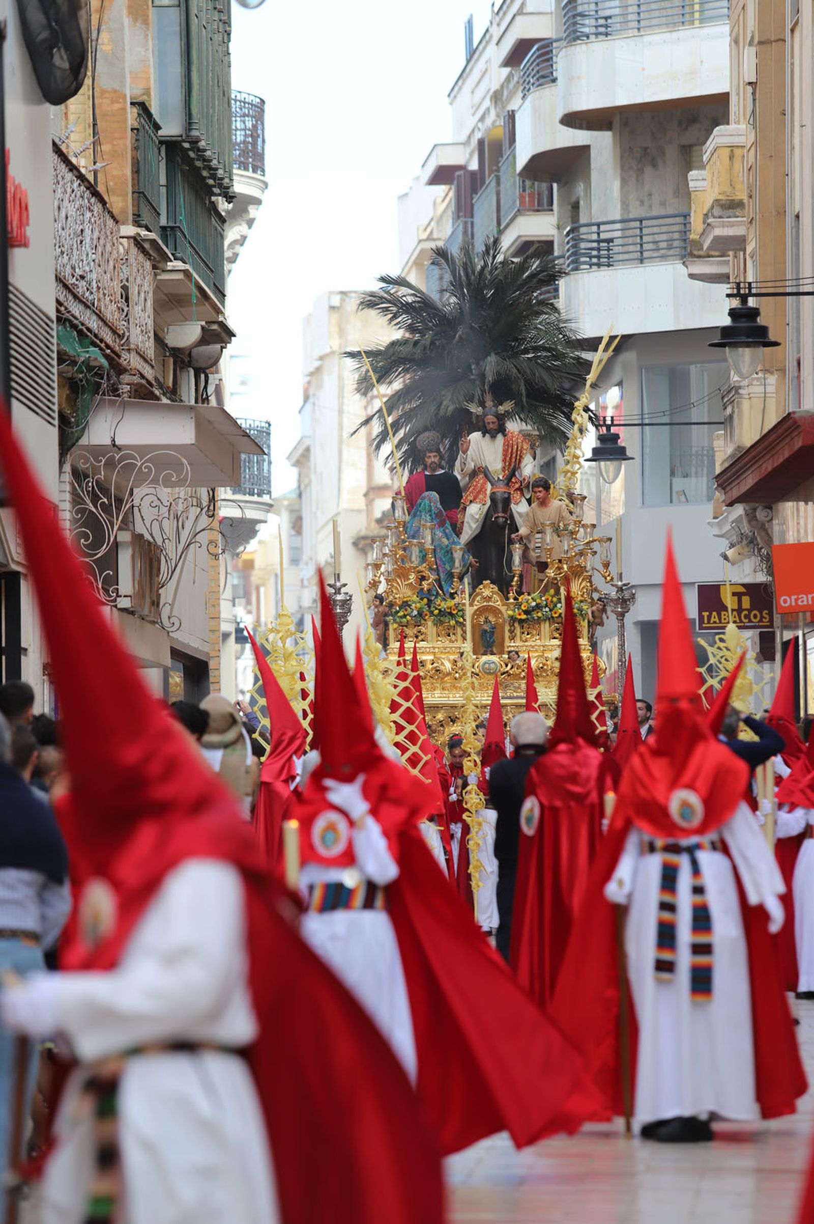 Imágenes del recorrido de la Borriquita  por las calles de Huelva