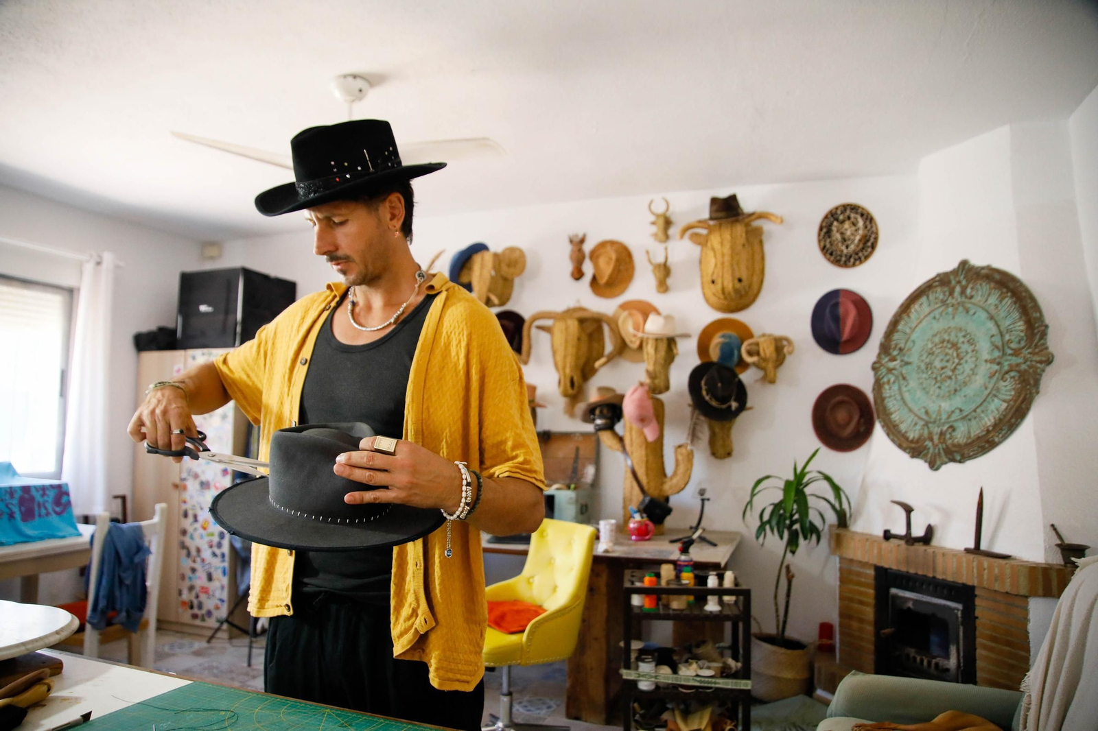 Imágenes del proceso creativo en sombreros de Alejandro Mateo