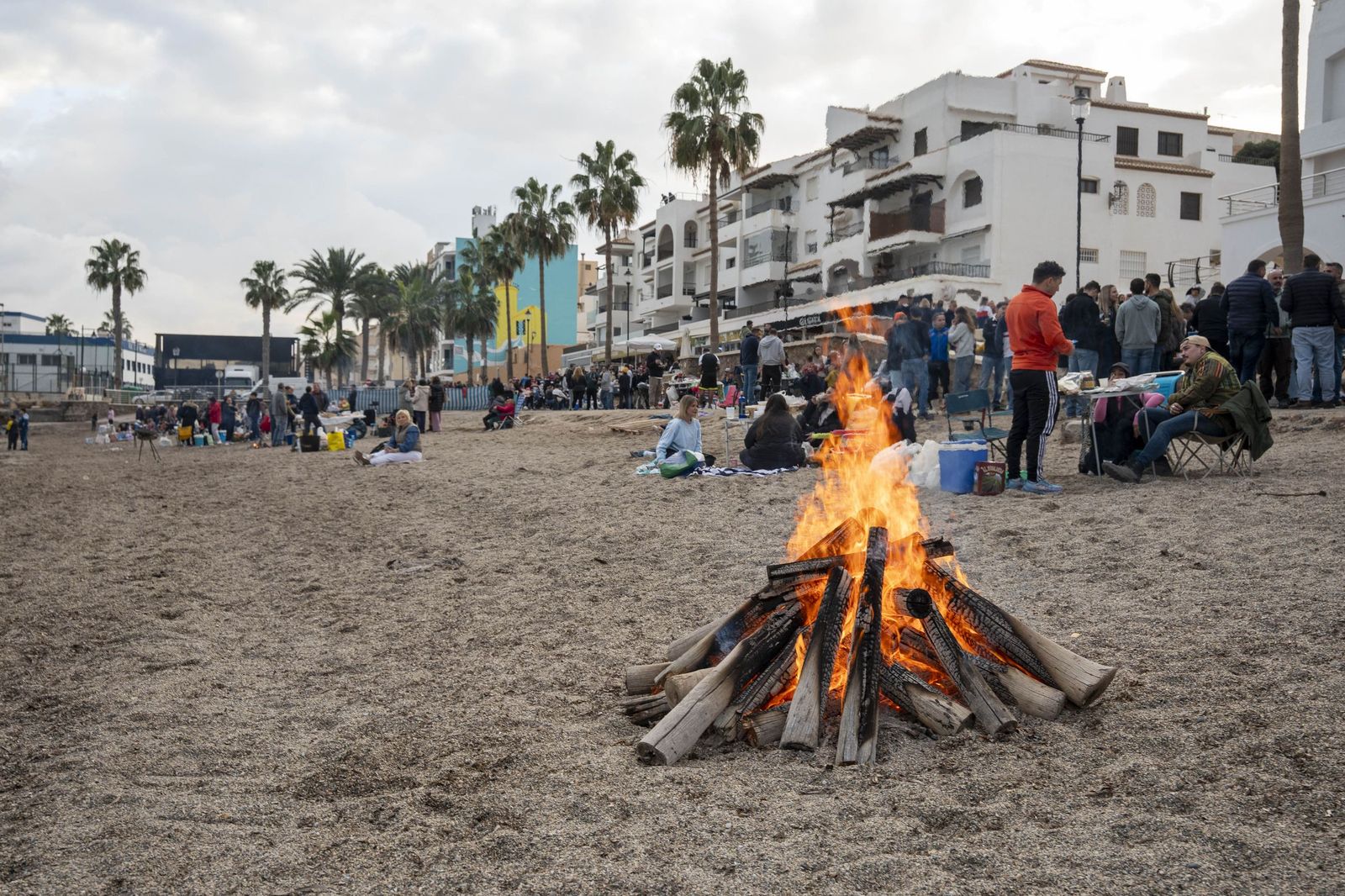 Las moragas reúnen a miles de personas en Roquetas para celebrar el final de año