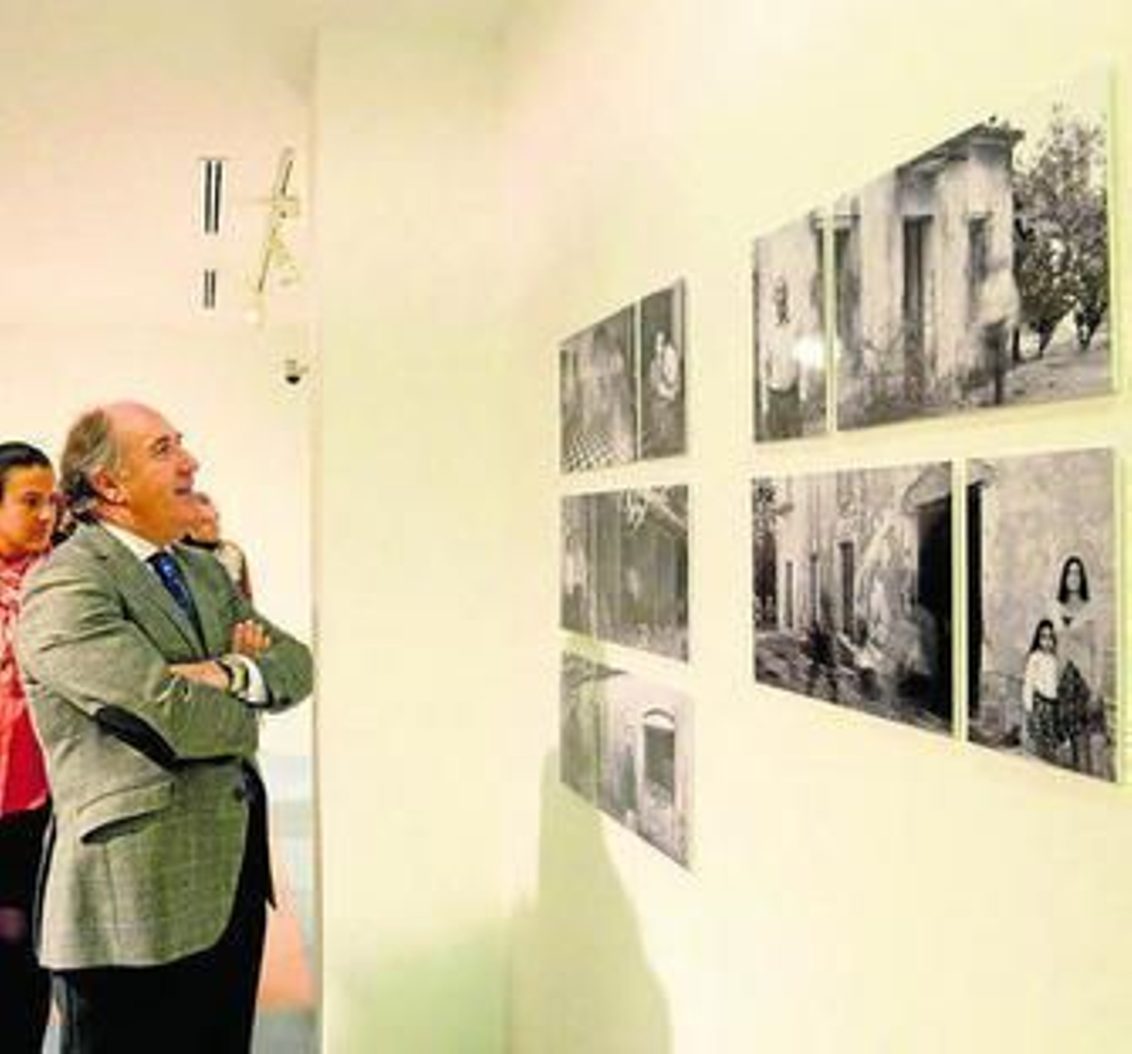 El alcalde, José Ignacio Landaluce, durante la inauguración de la muestra.