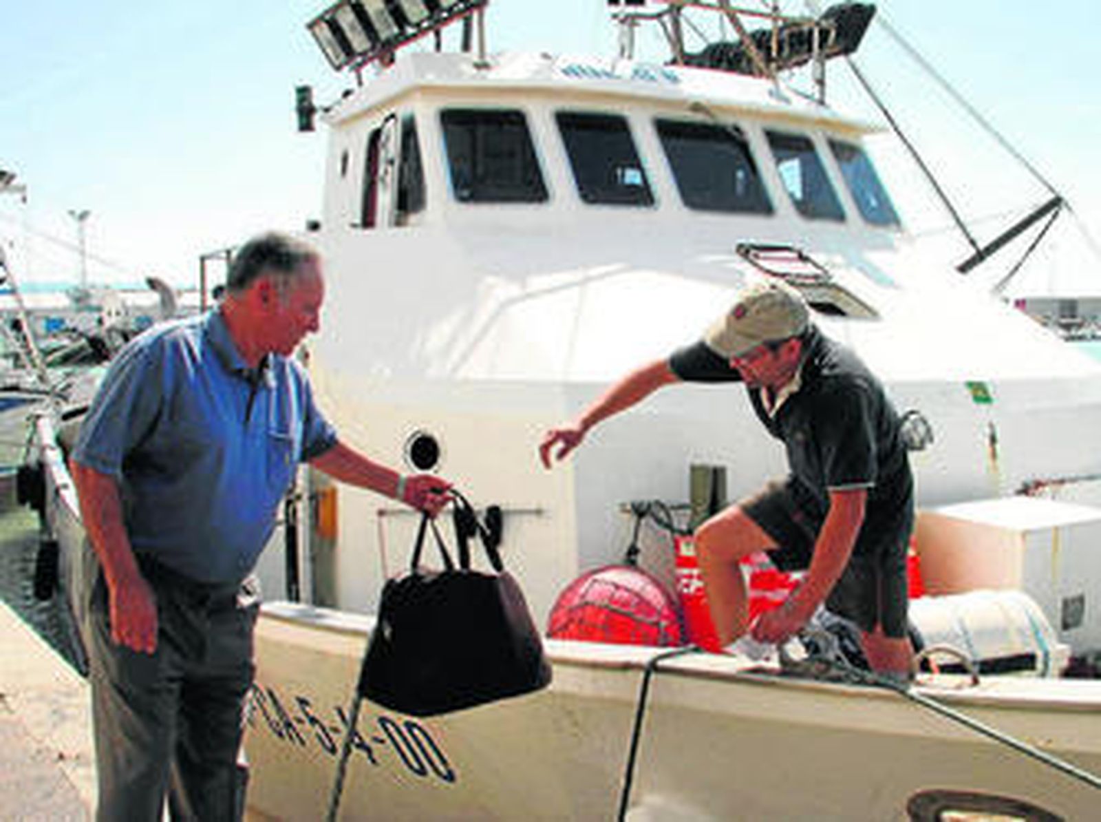 El propietario del 'Nuevo Nautilus', un cerquero barbateño, ayer en el puerto tras regresar del caladero marroquí.