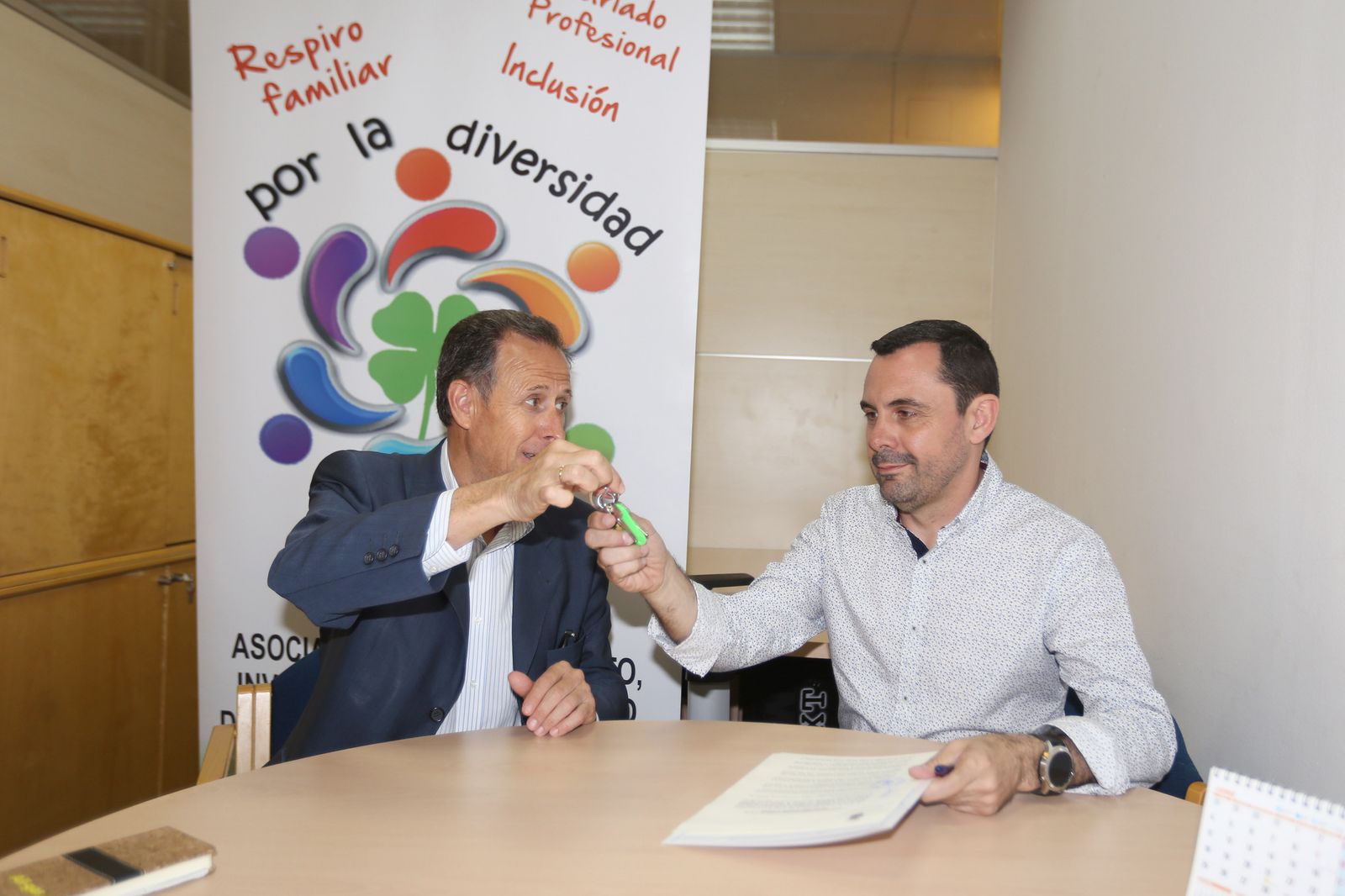 José María Román entrega las llaves del inmueble a José Manuel Sieres.
