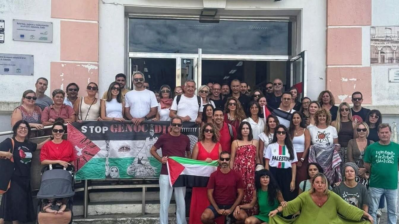 El IES Columela de Cádiz, obligado a retirar la bandera de Palestina de su fachada
