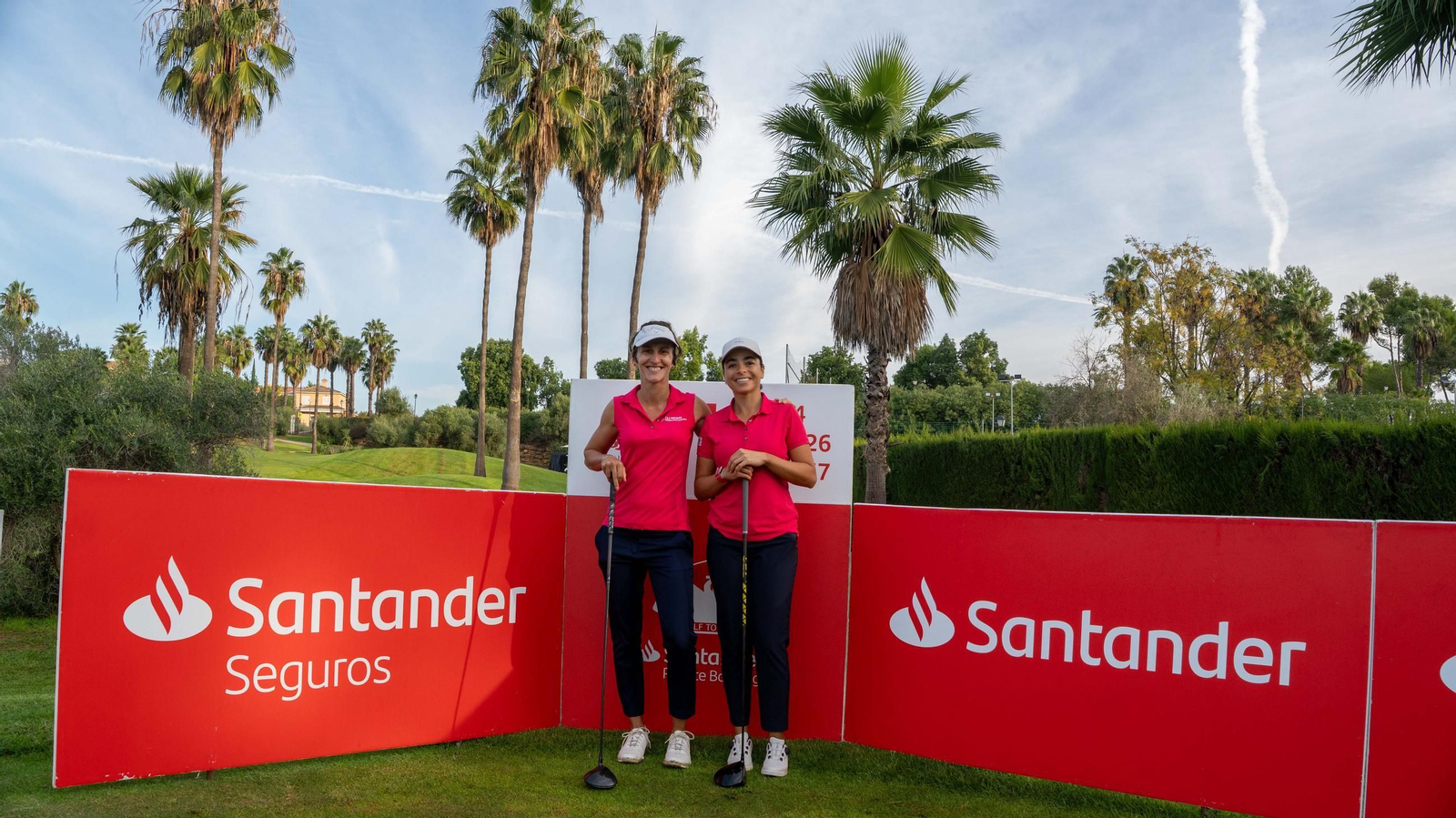 Las colíderes Lucie André y Lina Belmati, en el 'tee' del 1. Las colíderes Lucie André y Lina Belmati, en el 'tee' del 1.