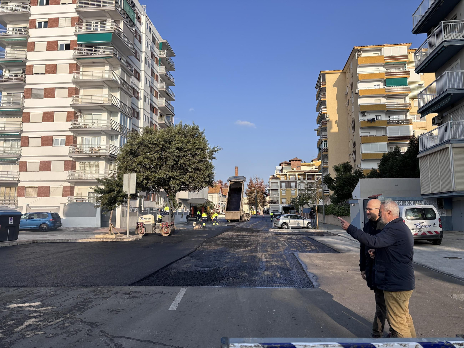 Jesús Pérez Atencia, teniente alcalde de Torre del Mar, con Jesús María Claros, concejal de Infraestructuras de Vélez-Málaga, viendo el reasfaltado de la Avenida Colón