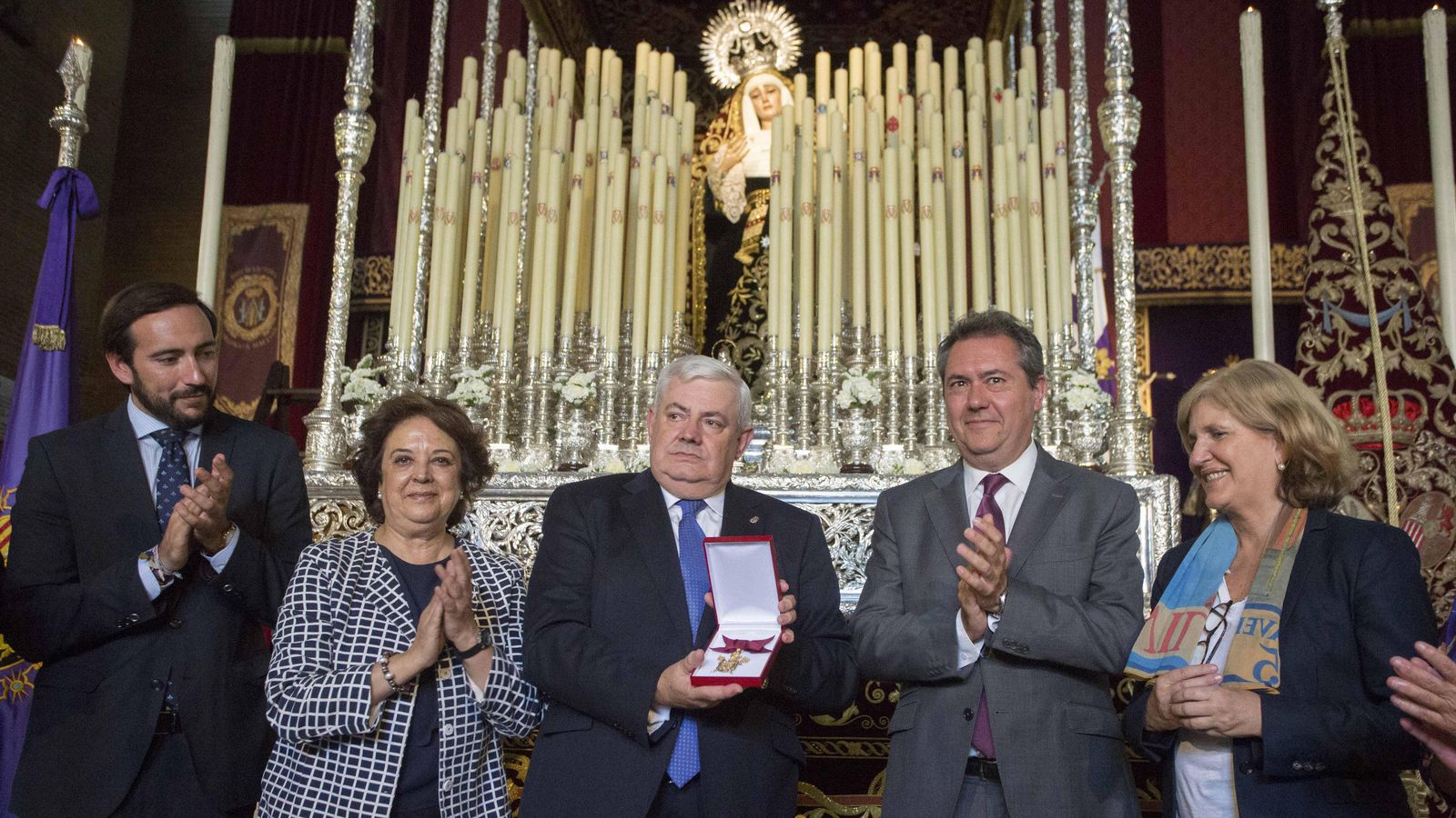 Espadas entrega la réplica de la Llave de la Ciudad a la Virgen de la Victoria.
