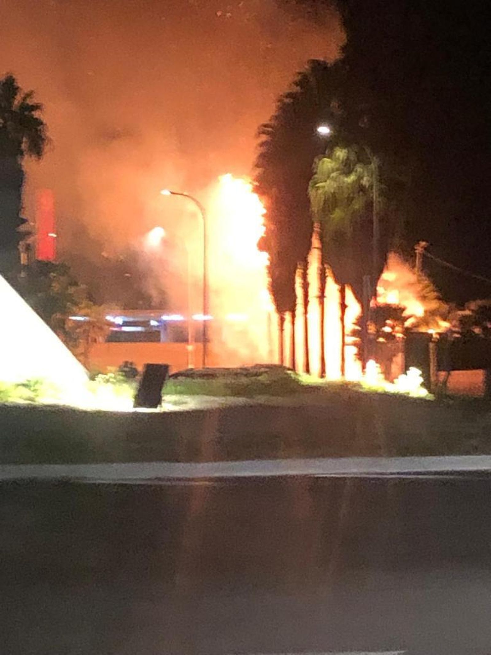 Las llamas alcanzaron gran altura.