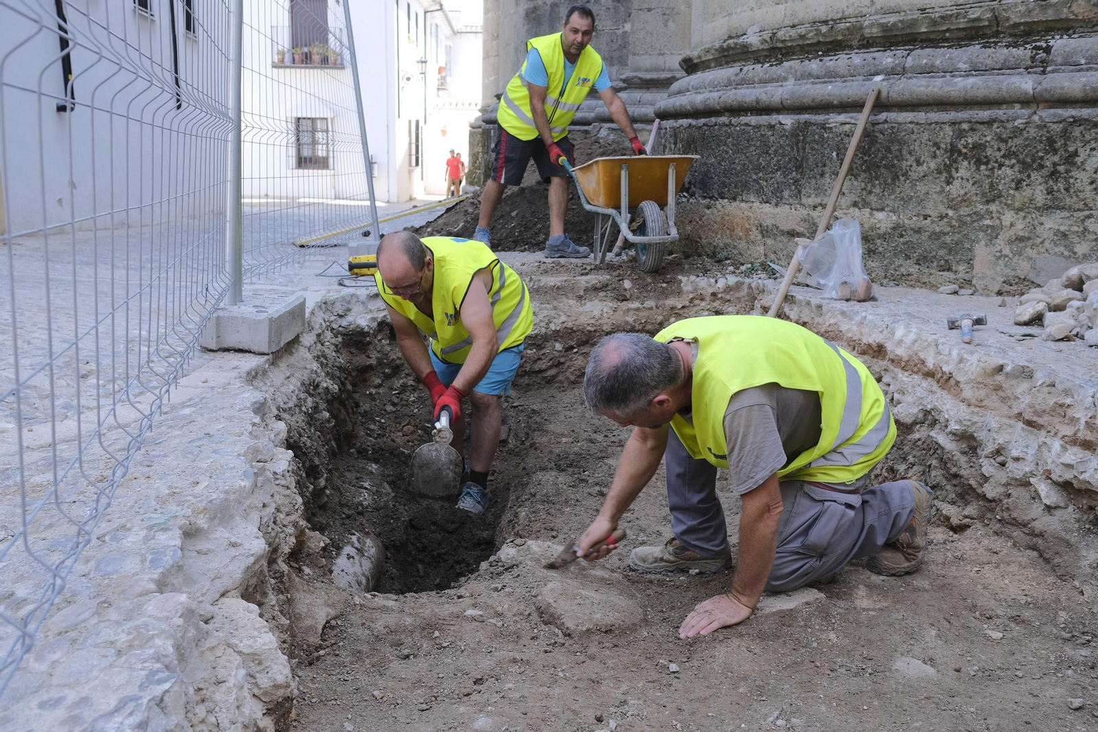 Trabajos de excavación junto a la colegiata de Santa María.
