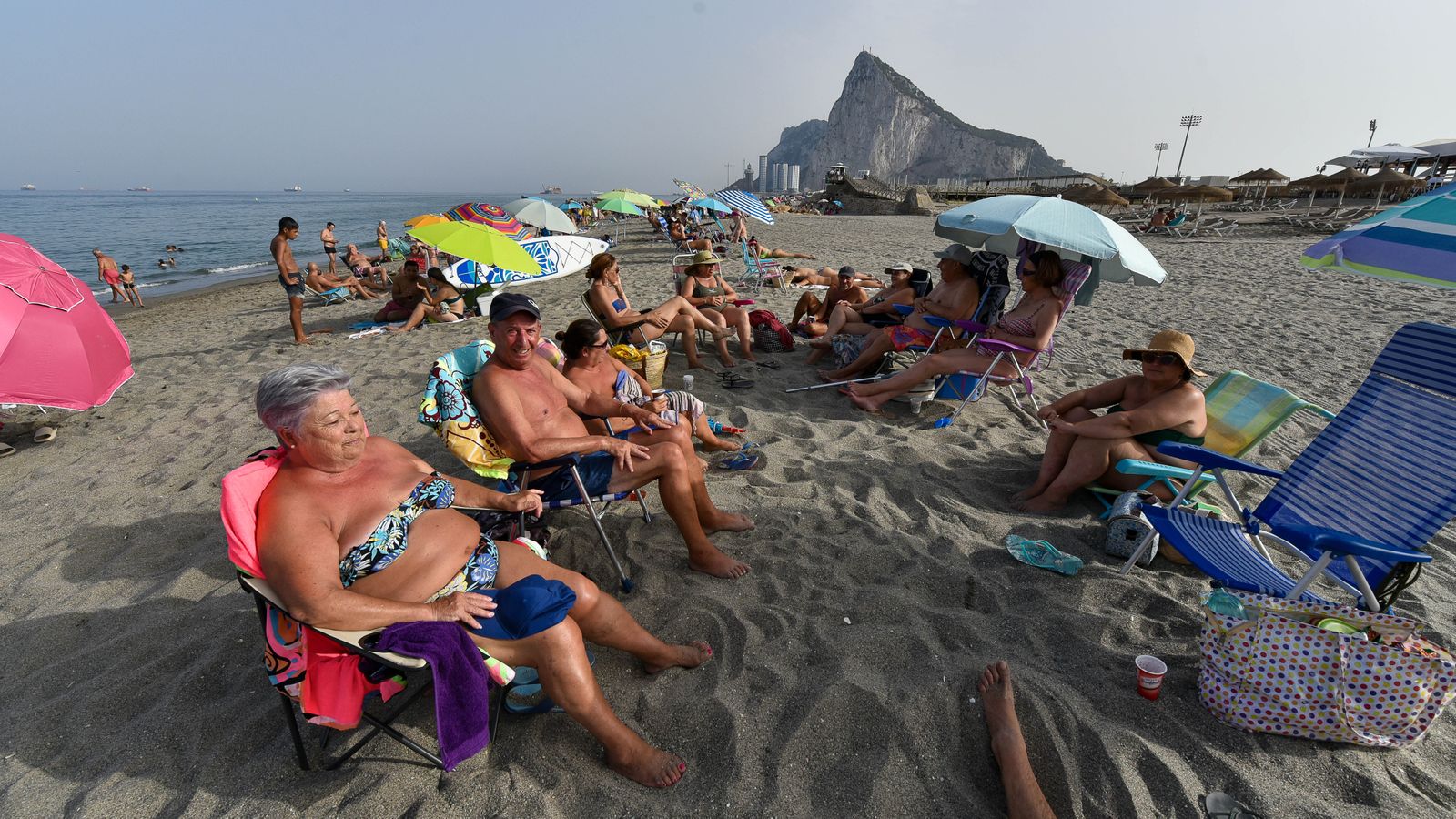 Las fotos de la tarde de playa en familia en La Línea