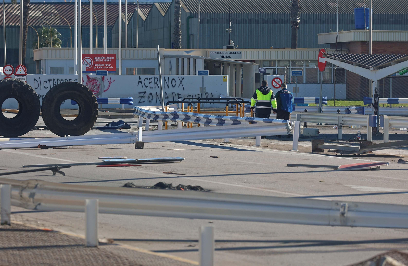 Imágenes del corte de la A7 por los trabajadores de Acerinox en huelga
