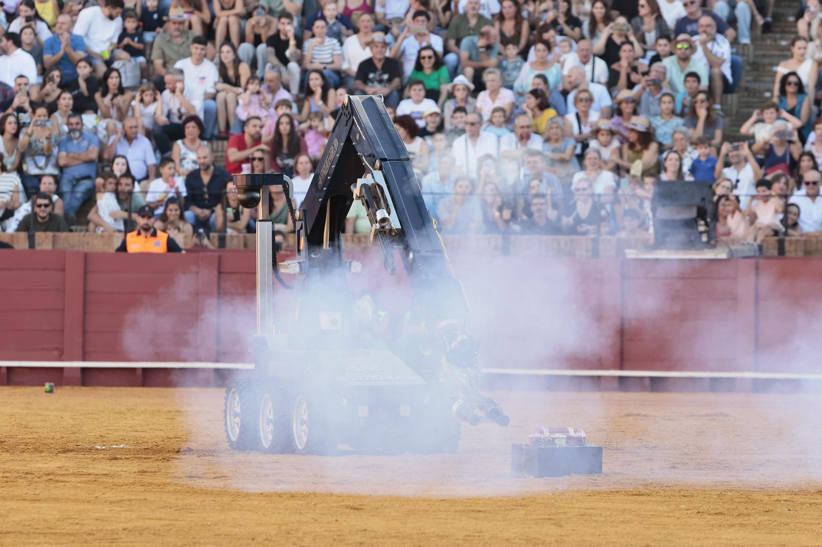 Las imágenes de la espectacular exhibición de la Policía Nacional en la Maestranza